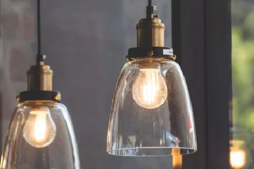 Mehrere hängende Glühbirnen in Glaslampen